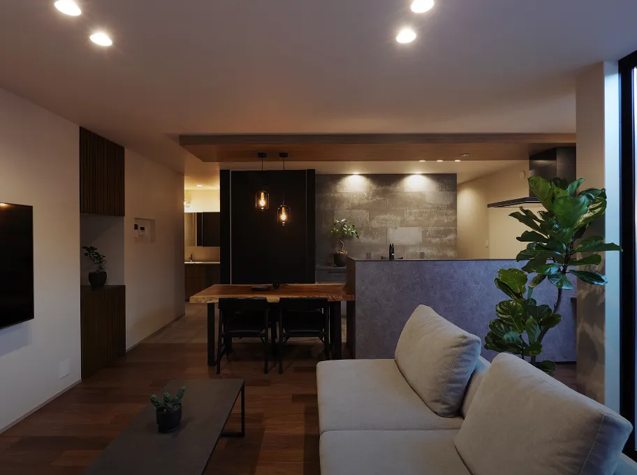 #04 贅沢な眺望を取り入れた屋上のある家。